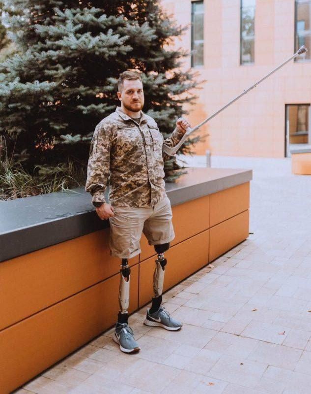 #Ucraina Oleg Simoroz, invalido di guerra ucraino, che ha perso entrambe le gambe, è stato convocato nell'esercito. Inoltre, la citazione gli è stata inviata insieme alle bollette.
