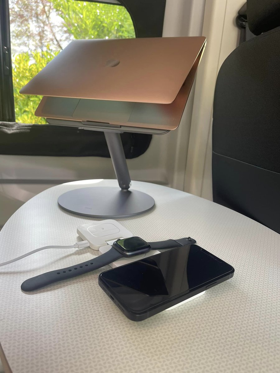 Could these be your perfect travel buddies?🎈😆

📸| @CarmenESantoro
-from Benks Galaxy Group

#benks #iphone15promax #laptop #wirelesscharger