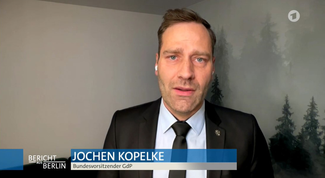 Im Vorfeld der #Europawahl betonte #GdP-Chef Kopelke in @ARD_BaB & @tagesschau: 'Auf Wahlen fußt die Legitimität unseres Rechtsstaates & unser demokratisches Miteinander. Sie zu schützen ist eine drängendere Aufgabe als manche andere im polizeilichen Alltag.' -