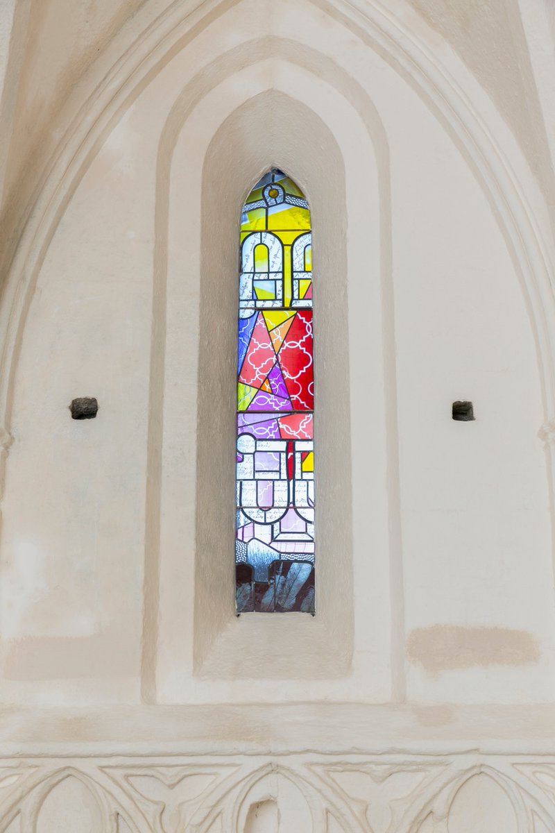 #MysteryMonday 🧐🔍 One of the five stained- glass windows in the chapel, set against elegant stonework. The king had a private chamber here to watch the service. Do you know what site this chapel can be found in?