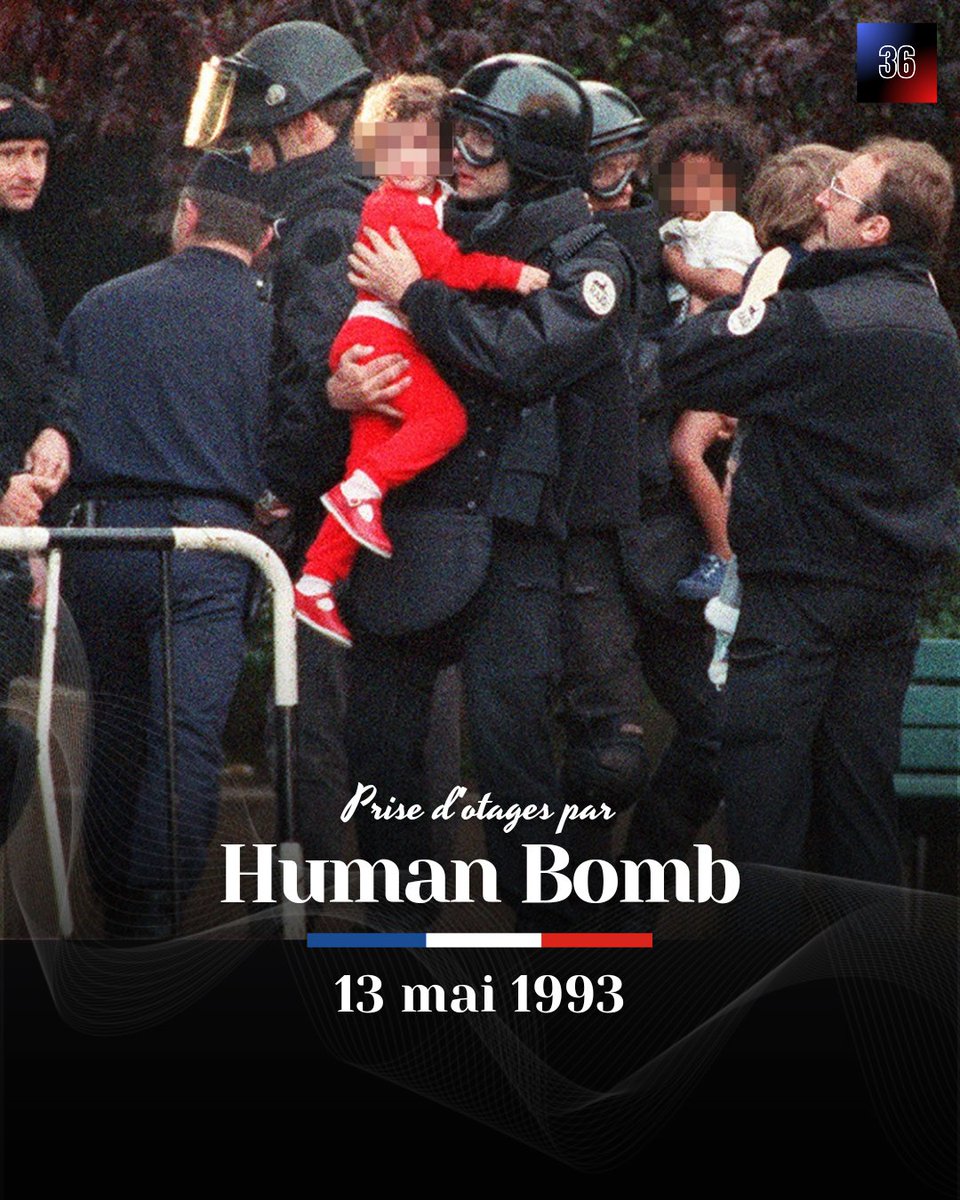 Le 13 mai 1993, '#HumanBomb', un homme armé d'un pistolet et d'une ceinture d'explosifs, retenait 21 enfants et une institutrice à #Neuilly-sur-Seine.

Les otages sont libérés sains et saufs par le #RAID le 15, lors d'un assaut après 46h de prise d'otages.

(© AFP)