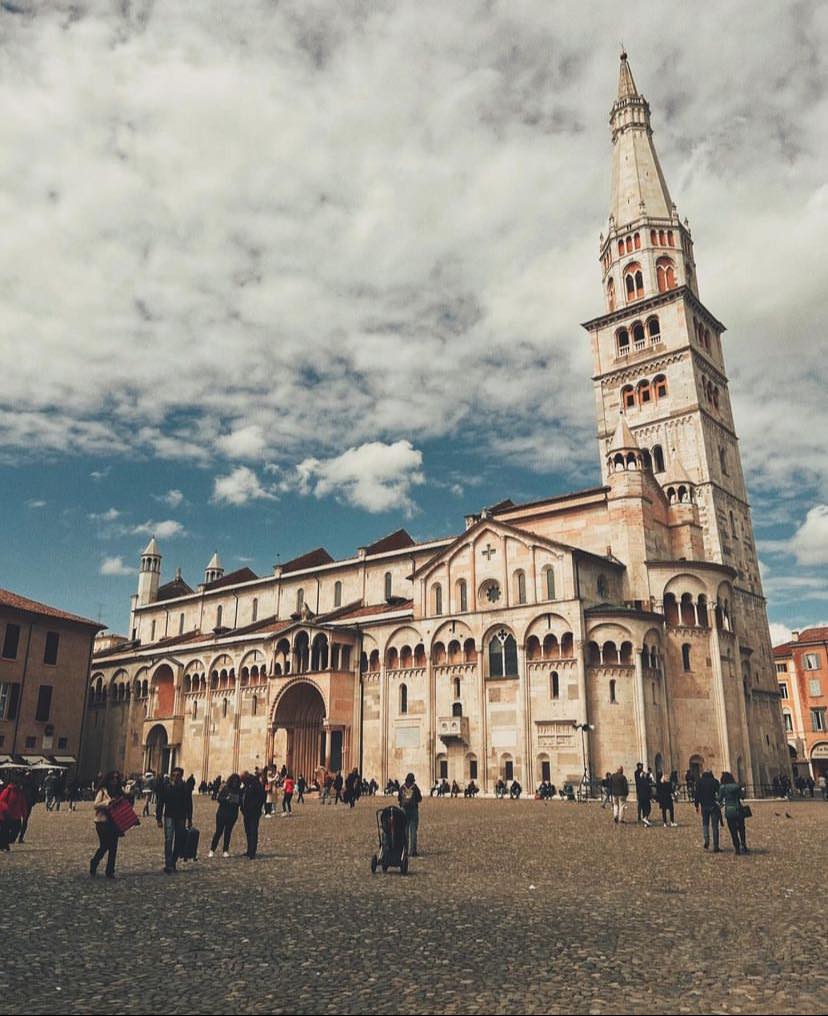 🌟👬 Buon lunedì! ✨ 𝘾𝙞𝙩𝙩𝙖̀ 𝙙𝙞 𝙈𝙤𝙙𝙚𝙣𝙖 ✨ 📆 13 maggio, 134° giorno del calendario gregoriano 🏙️ In città oggi il cielo è 🌤️, con una 🌡️ massima di 24°C e una minima di 13°C 👼 Beata Vergine Maria di Fatima #superfoto di @ilpasto_settantotto via Instragram