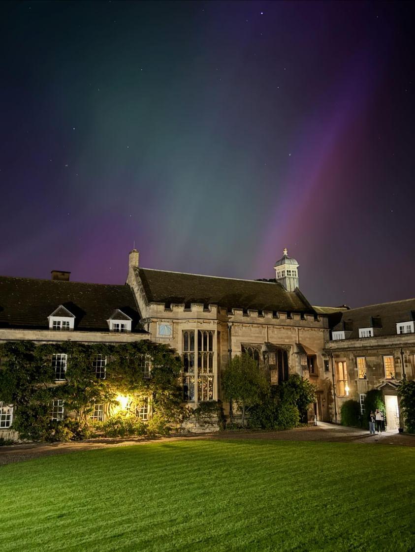 The #NorthernLights over First Court #ChristsCollege this weekend. Photo: R Hicks #CambridgeUniversity #UniversityofCambridge