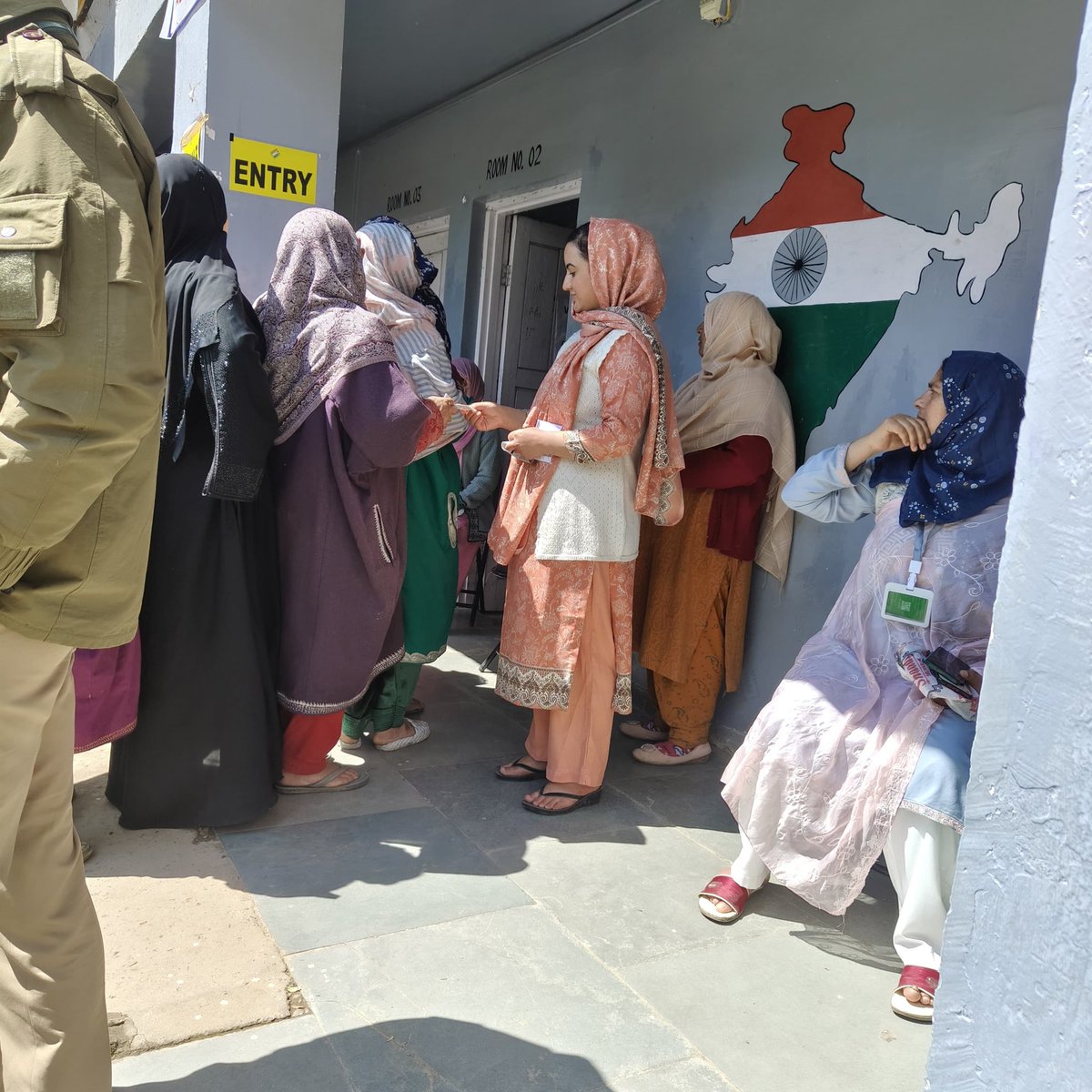 sheikhanees121's tweet photo. A SHG Member take part in election Duty today at Gund Ganderbal in Srinagar Lok Sabha polls 2024 Phase 4: 1st major election since Article 370 these SHG women's pivotal role in spreading voter awareness in Ganderbal. @dcganderbal @indukanwal @MDJKSRLM @MoRD_GoI @diprjk https://t.co/YpeM5FpOvO