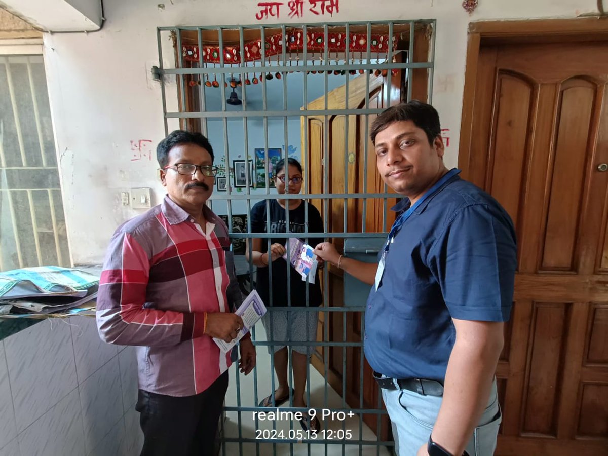 DCEastSinghbhum's tweet photo. #VoteKaregaJamshedpur
#25May2024

09- जमशेदपुर लोकसभा संसदीय निर्वाचन क्षेत्र के शत प्रतिशत मतदाता आगामी 25 मई को अपने मताधिकार का प्रयोग करें, इसे लेकर बीएलओ द्वारा घर-घर मतदाता सूचना पर्ची वितरित करते हुए मतदान के लिए प्रेरित किया जा रहा। एआरओ व एईआरओ को मतदाता सूचना पर्ची वितरण कार्य के सतत पर्यवेक्षण का निर्देश दिया गया है। शहर हो या सुदूर ग्रामीण क्षेत्र सभी जगहों पर घर-घर मतदाता सूचना पर्ची पहुंचाई जा रही है।
@ECISVEEP @SpokespersonECI @ceojharkhand