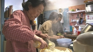 TMIHARINI's tweet photo. "Mereka tidak akan melakukan hal buruk kalau punya uang cukup untuk makan"

Sudah lebih dari 40 tahun Chikako Nakamoto membantu anak-anak agar bisa makan dengan layak.

Ia yakin, ada 3 penyebab seorang anak berkelakuan kurang baik: kelaparan, kesepian, dan lingkungan yang buruk.

Nakamoto ingin memutus rantai itu dalam kehidupan anak-anak.