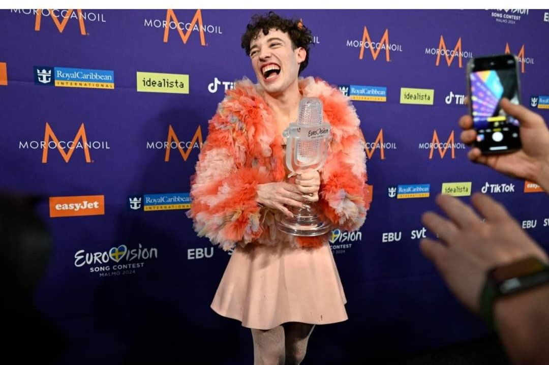 POSSIBILE ESEMPIO DI EUROPA FUTURA Nemo Mettler è la prima persona non binaria a vincere l'Eurovision. Oggi è Nemo ma domani questa person* potrebbe essere Nema. Avrà la CASA rigorosamente GREEN con cappotto termico e i pannelli solari. Mangerà prodotti con farina di grilli e…