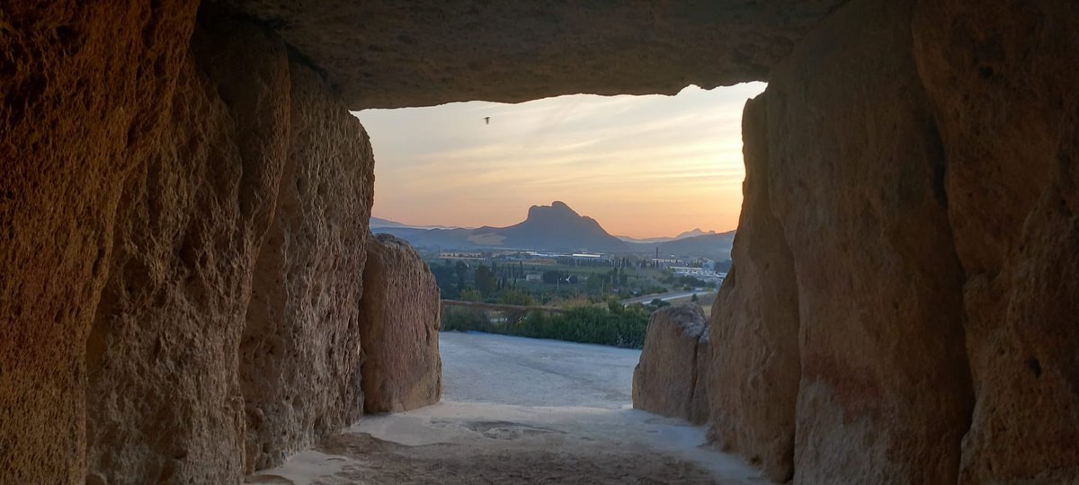 Buenos días desde #Menga 🌄
¡Qué salga el sol por #Antequera! 

#DólmenesdeAntequera 
#DespiertaConArte @CulturaAND 

🕗 07:30 horas