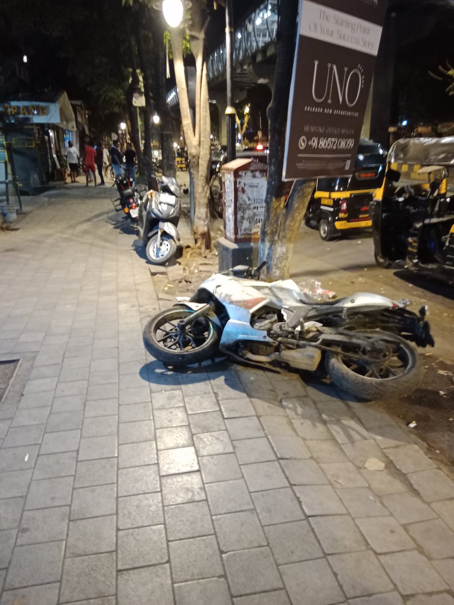 Seeing this 2 wheeler @MNCDFbombay @MumbaiSera since last 15 days, lying near shiv Sena shakha 87, station road @ScruzEast . Investigate it @MTPHereToHelp and remove. VTC nearby @CPMumbaiPolice but waiting for invitation, it seems.