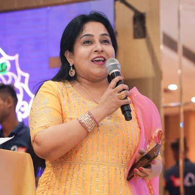 JaikyYadav16's tweet photo. यह जो पहली तस्वीर में हैं ये नीतू सिंह हैं। यह देश में competitive exams की कोचिंग पढ़ाती हैं। छात्र बताते हैं कि यह देश में इंग्लिश की टॉप एजुकेटर हैं। 

जब इनसे राहुल गांधी को लेकर सवाल पूछा गया तो उन्होंने कहा कि 

राहुल गांधी बहुत अच्छे जा रहे हैं, एक एजुकेटेड व्यक्ति को सोशल मीडिया और मीडिया ट्रॉलिंग से जज नहीं किया जा सकता है। राहुल गांधी हर प्रोफेशन के लोगों से मिलते हैं। राहुल गांधी आज के समय में बहुत अच्छे स्टेटमेंट देते हैं।

देश के टॉप एजुकेटर लगातार राहुल गांधी जी की तारीफ़ कर रहे हैं, यह एक अच्छे व्यक्ति की सच्चाई है जिसे मीडिया ने गलत तरीके से पेश किया था।