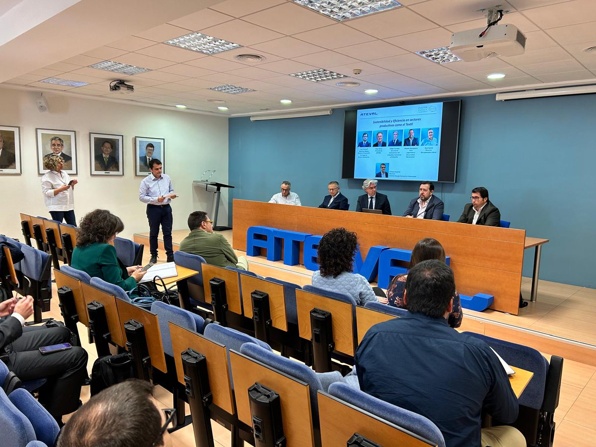 GreeneWaste's tweet photo. El viernes participamos en una jornada sobre eficiencia y valorización textil en #ATEVAL (@ateval) que contó con la asistencia de @JosVicenteSerna, el presidente del @EnergiaComVal Ricardo Romaguera Faura y el secretario autonómico @felipejcarrasco
#energiateval https://t.co/E7GWAKIyle
