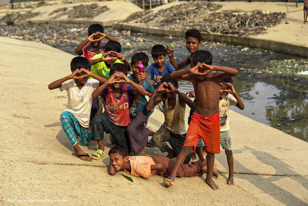 The reflection…… 

#streetphotography #Rohingya #rohingyatographer
#refugeelife #CampLives #refugeestories

📸 @md_yasiein