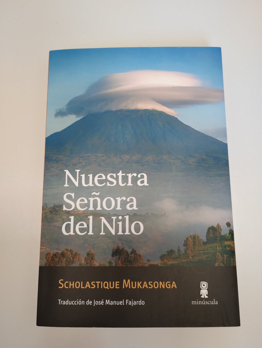 Una buena novela que ayuda a comprender cómo se fue gestando ese odio entre etnias, y que desembocaría en un genocidio. @MinusculaEd