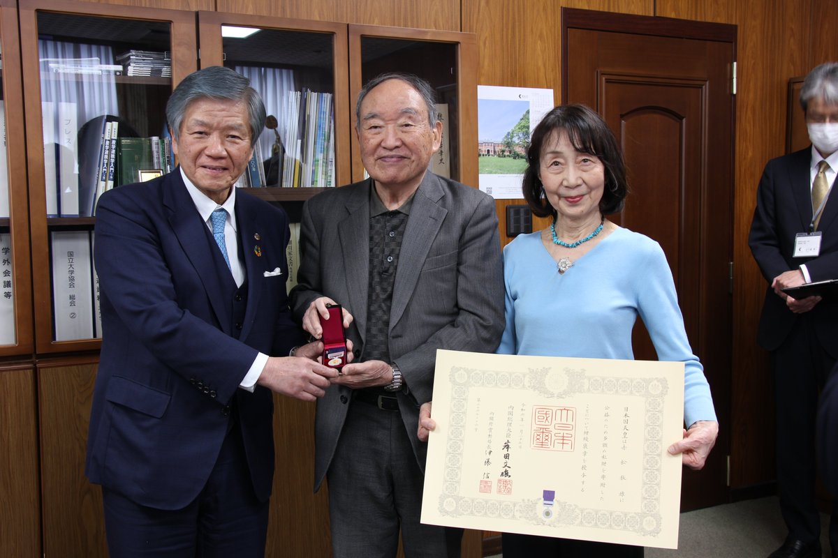 旧熊本藩士横井家に伝来した古文書「横井小楠文書 」を ＃熊本大学 へ寄贈いただいた赤松 秋雄様（横井 小楠の玄孫）が、この度、紺綬褒章を受章されましたので、本日本学において伝達式を執り行いました。
＊横井小楠文書は、ひご未来図書館（中央館）に収蔵しています。
＃KumamotoUniversity