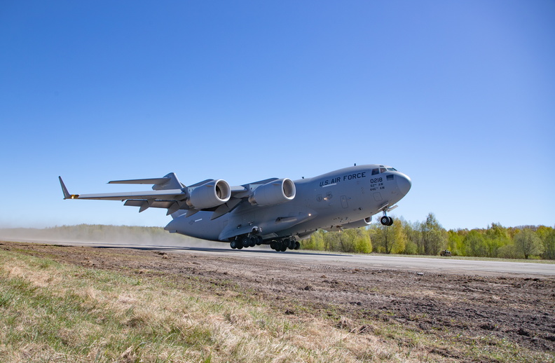 A @usairforce 🇺🇸 C-17 participates in a deployment exercise in #Estonia 🇪🇪, as @NATO allies continue to strengthen their collective crisis response capabilities. ✈️