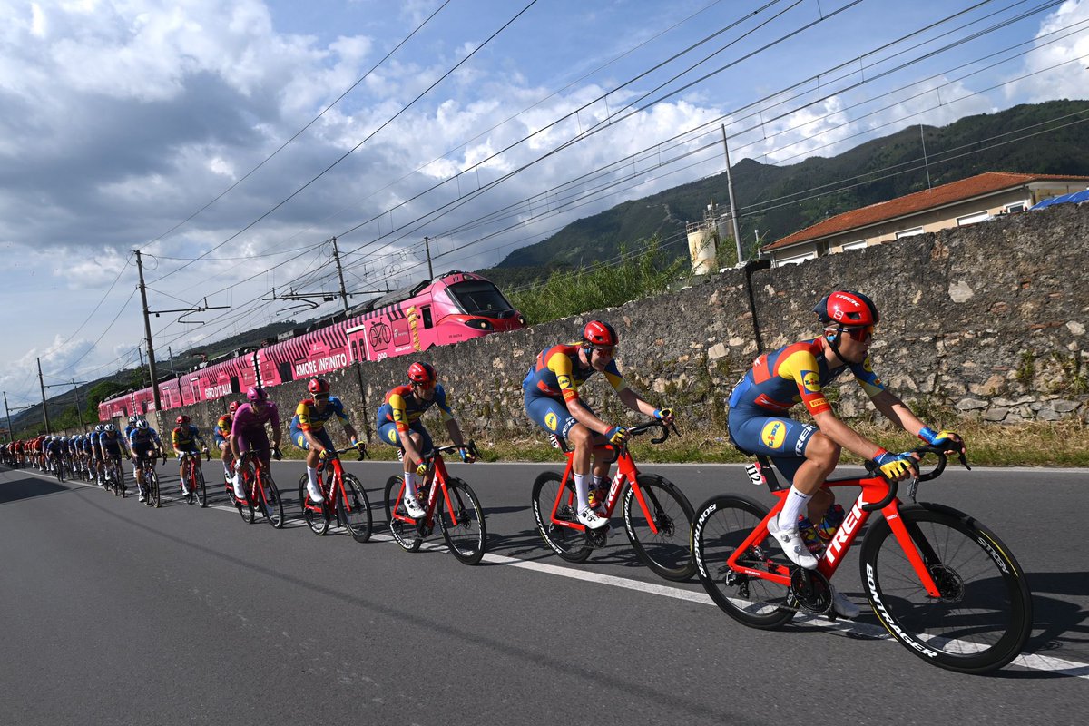 Good team vibes and a victory for Johnny after one week @giroditalia ✅ (📸 Zac Williams/Getty)
