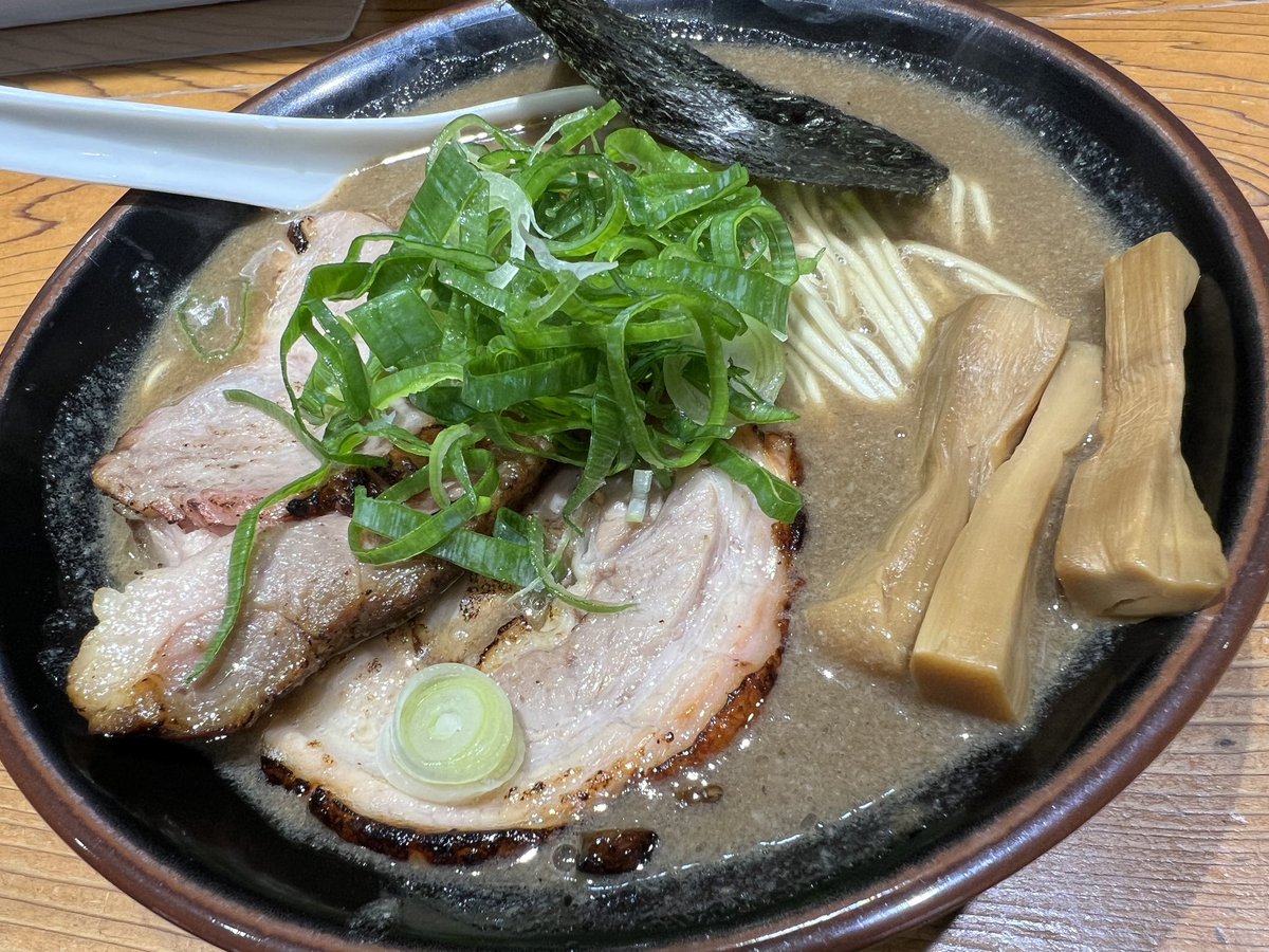 中華蕎麦　ひら井
東京都府中市

チャーシュー濃厚中華蕎麦

つけ麺のつけ汁かと思うくらいの粘度と動物系の濃厚なスープでレンゲが立ちそうですがとにかく美味い😍

途中で何故かチャーシューが喉に詰まり死にかけましたが何とか水を飲んで危機脱出セーフ🤣
美味かった🥰👍

ごちそうさまでした🙏😋✨