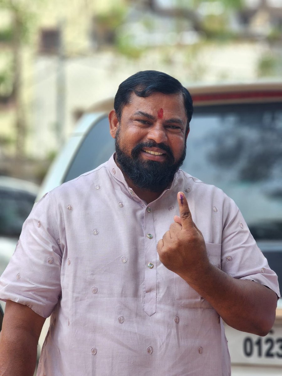 BJP4Telangana's tweet photo. లోక్ సభ ఎన్నికల్లో ఓటుహక్కు వినియోగించుకున్న గోషామహల్ ఎమ్మెల్యే శ్రీ @TigerRajaSingh గారు.

#PhirEkBaarModiSarkar https://t.co/uXdCAl11Lq