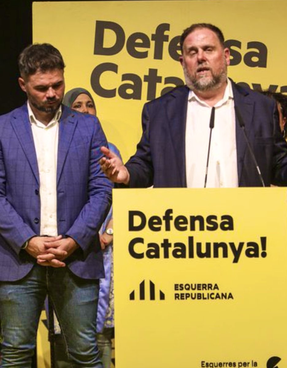 capTercio's tweet photo. Preciosa foto.
Rufián pensando qué poner en Twitter para justificar los 180.000 votos perdidos.
Junqueras pensando que se chupó 3 años y medio de cárcel mientras Puigdemont escapaba como un cobarde en un maletero para ver cómo la gente vota más a Puchi que a él. https://t.co/yVpGvRLB5j