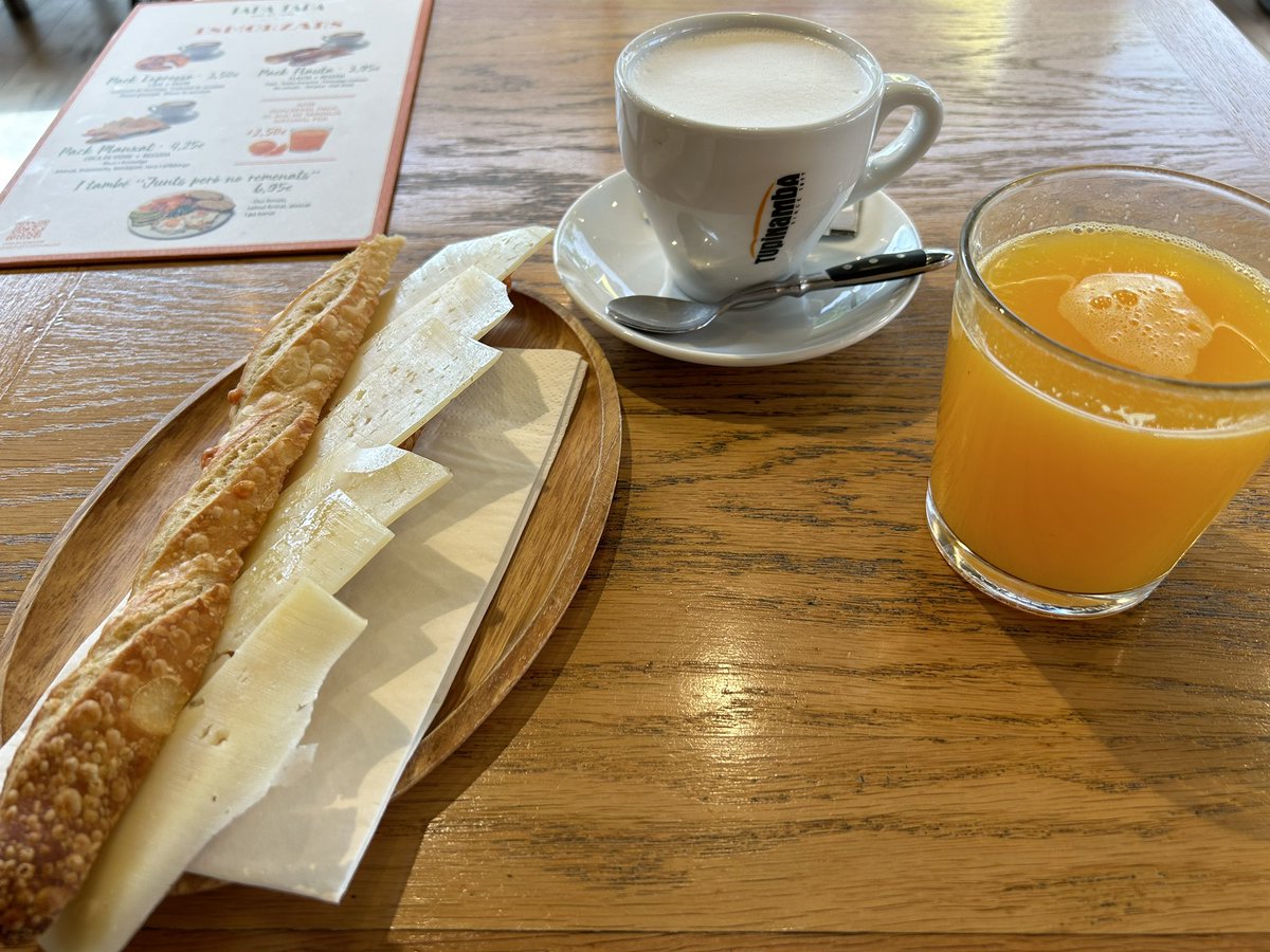 rubenbaston's tweet photo. @pablo_renaud @SergioSalamon Ya con el #eshowbcn bajo vigilancia. Desayuno y voy! ☺️☺️☺️ https://t.co/rrk1xzHwv7