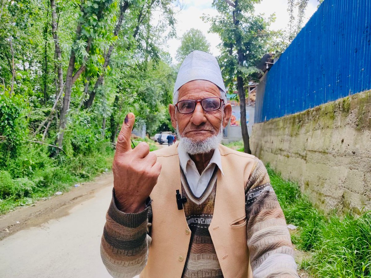 The pride of being a voter! Senior citizen voter of Pulwama proudly displays the mark of democracy, Indelible Ink Mark, after casting vote — #pulwamacelebratesdemocracy #kashmiraGoesToPoll @ceo_UTJK @basharatias_dr @diprjk @SpokespersonECI @airnewsalerts @ddnews_jammu