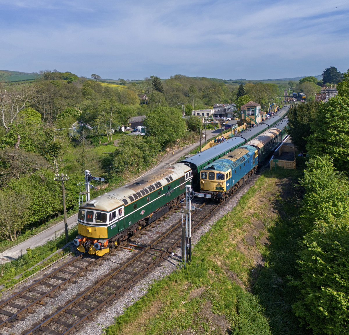 Shredders 33012 & 33111 line up at Corfe with late afternoon services to Norden & Swanage. 10th May 2024. 📸 ☀️ @SwanRailway 

⭐️ Gift Store ⬇️🏞️🚂 
railwayartprintshop.etsy.com/uk/listing/172…

@CorfeCastleUK #class33 #railways #swanage #corfe #corfecastle