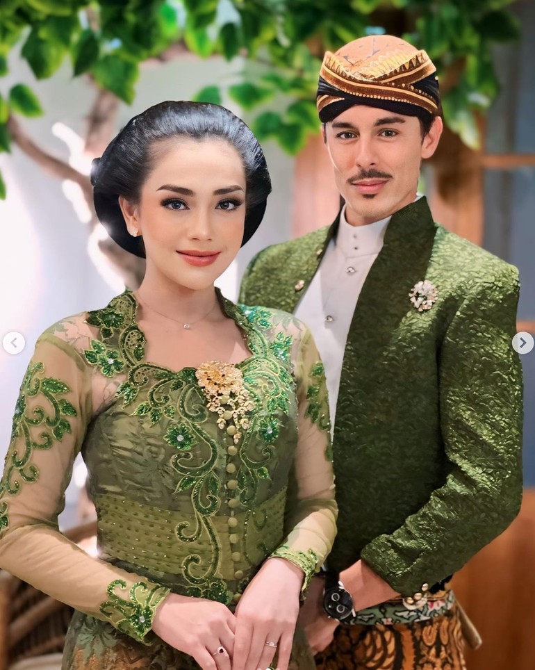 wolipop's tweet photo. #Foto Cantiknya! Celine Evangelista beberapa waktu lalu tampak menghadiri acara ulang tahun Putri Keraton Solo, Puteri Astrini.๐
Intip gayanya yang cantik nan ayu berkebaya.๐ฅฐ๐ฝ
>>https://t.co/fIVUjOvyU6
Foto: dok. instagram
#CelineEvangelista #PuteriAstrini #berkebaya https://t.co/EHBtIZNC9z