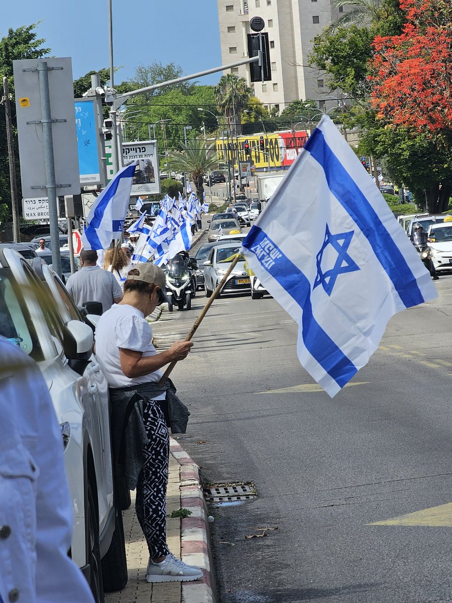 משמר כבוד עם דגלים לאורך הדרך המובילה לבית העלמין בקרית שאול