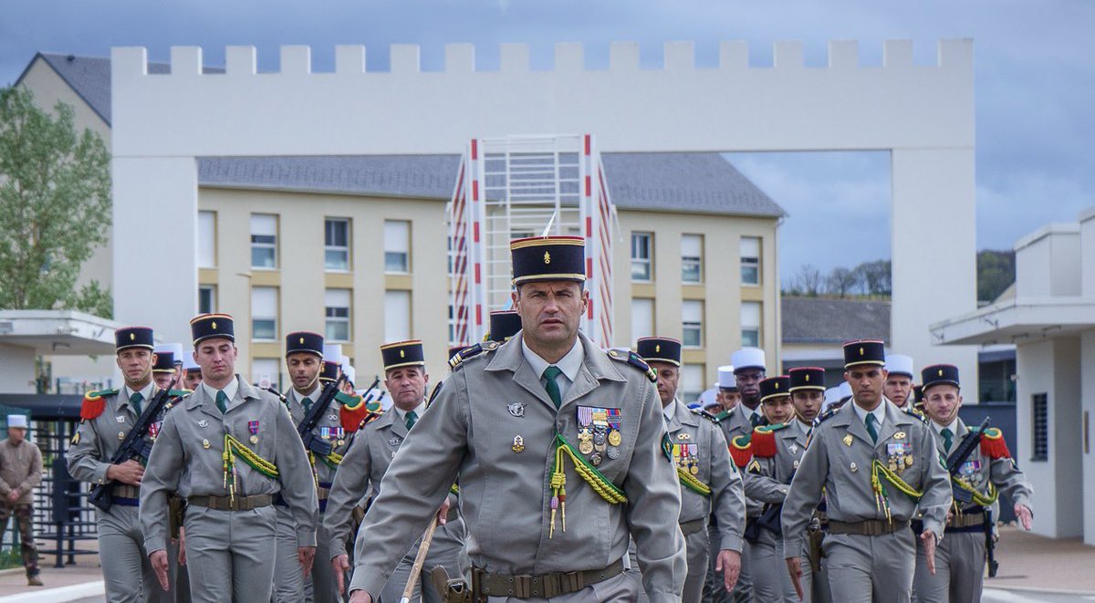 Cdc_13eDBLE's tweet image. [#PASSCOM]

🟢🔴 L’escadron de reconnaissance change de chef 🫡

➡️ Après 2 années à la tête de l’ER, le capitaine Olivér Bucsanszky a rendu son commandement. Le capitaine Laurent Ripoche a reçu, des mains du chef de corps, son fanion. 

@LegionEtrangere  @armeedeterre  @COM6BLB