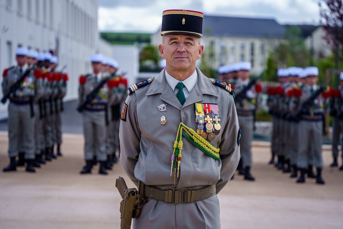 Cdc_13eDBLE's tweet image. [#PASSCOM]

🟢🔴 L’escadron de reconnaissance change de chef 🫡

➡️ Après 2 années à la tête de l’ER, le capitaine Olivér Bucsanszky a rendu son commandement. Le capitaine Laurent Ripoche a reçu, des mains du chef de corps, son fanion. 

@LegionEtrangere  @armeedeterre  @COM6BLB