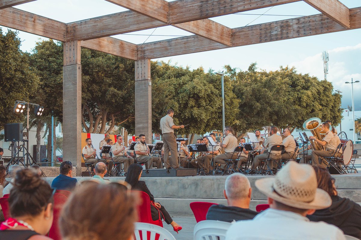¡Buenos días! 🌞Durante este fin de semana la Unidad de Música del @MCANA🇪🇸 ha ofrecido un concierto 🎼
junto a  la Banda de Guerra nº3🥁 de la #BRICANXVI en la Plaza de los Pescadores en Morrojable🇮🇨 #Fuerteventura interpretando un repertorio que hizo disfrutar a los asistentes