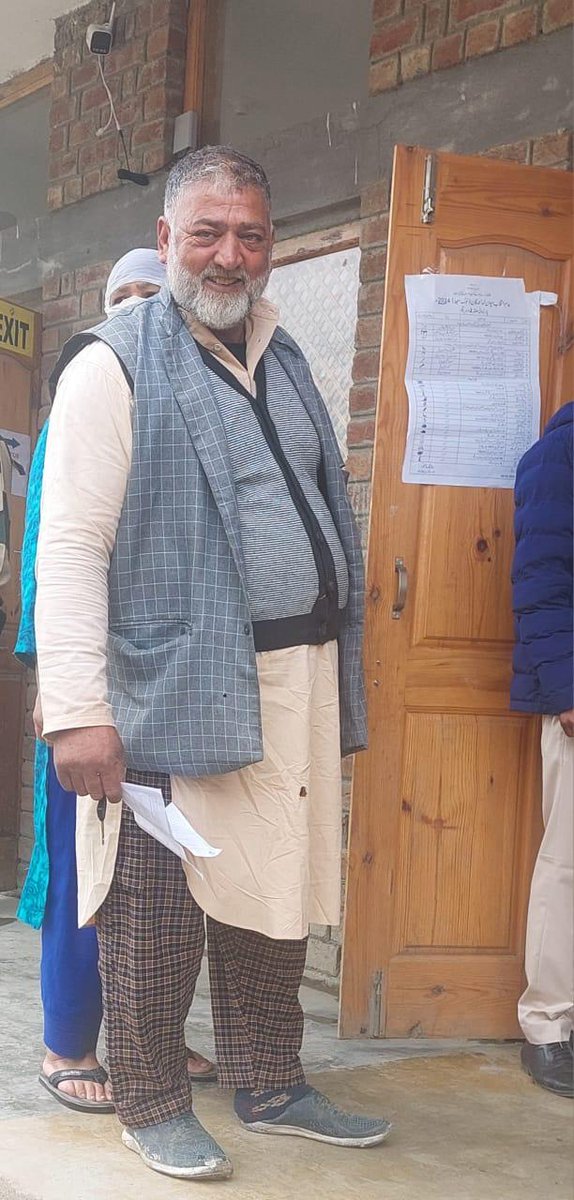 Kashmir is going out to vote, and the people are giving a strong statement in the favour of democracy. 

Here is the father of Owaise Feroz Mir, an active terrorist based in Pakistan, casting his vote in a booth at Pampore town in Pulwama, Kashmir.