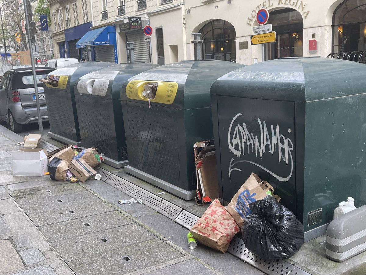 #PhotoDuJour On continue comme tous les jours avec le spectacle affligeant que nous offre la @Mairie10Paris et sa maire @ACORDEBARD : insalubrité et mépris ! #RueDeMazagran 
#balancetonmaire #balanceton10 #mon10e #paris10

👊 #SaccageParis 
🆘 #ParisMeriteMieux
🗳️…