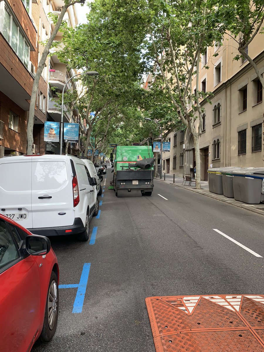 JM_Vilab's tweet photo. Estaba todavía dentro del coche cuando ha pasado una brigada de limpieza que se ha cargado la antena. Cuando he salido, se ha hecho el sueco. @bcn_ajuntament Esto puede pasar, pero un poco de cuidado, por favor. 

Cuando me multan, pago. ¿Qué hago yo ahora? https://t.co/NUrVHvXXaO