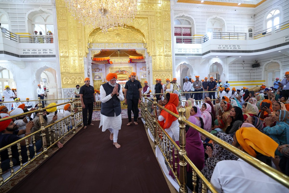 narendramodi's tweet photo. ਅੱਜ ਸਵੇਰੇ ਤਖ਼ਤ ਸ੍ਰੀ ਹਰਿਮੰਦਰ ਜੀ ਪਟਨਾ ਸਾਹਿਬ ਵਿਖੇ ਅਰਦਾਸ ਕੀਤੀ। ਇਸ ਪਵਿੱਤਰ ਸਥਾਨ ਦੀ ਧਾਰਮਿਕਤਾ, ਸ਼ਾਂਤੀ ਅਤੇ ਅਮੀਰ ਇਤਿਹਾਸ ਦਾ ਅਨੁਭਵ ਕਰਕੇ ਸੱਚ-ਮੁੱਚ ਸੁਭਾਗਸ਼ਾਲੀ ਮਹਿਸੂਸ ਕੀਤਾ। ਇਸ ਗੁਰਦੁਆਰਾ ਸਾਹਿਬ ਦਾ ਸ੍ਰੀ ਗੁਰੂ ਗੋਬਿੰਦ ਸਿੰਘ ਜੀ ਨਾਲ ਨਜ਼ਦੀਕੀ ਸਬੰਧ ਹੈ। ਸਾਡੀ ਸਰਕਾਰ ਨੂੰ ਉਨ੍ਹਾਂ ਦੇ 350ਵੇਂ ਪ੍ਰਕਾਸ਼ ਉਤਸਵ ਨੂੰ ਸ਼ਾਨਦਾਰ ਢੰਗ ਨਾਲ ਮਨਾਉਣ ਦਾ ਮਾਣ ਮਿਲਿਆ।

ਸਿੱਖ ਗੁਰੂਆਂ ਦੀਆਂ ਸਿੱਖਿਆਵਾਂ ਸਾਨੂੰ ਸਾਰਿਆਂ ਨੂੰ ਪ੍ਰੇਰਿਤ ਅਤੇ ਰਹਿਨੁਮਾਈ ਕਰਦੀਆਂ ਰਹਿਣ।