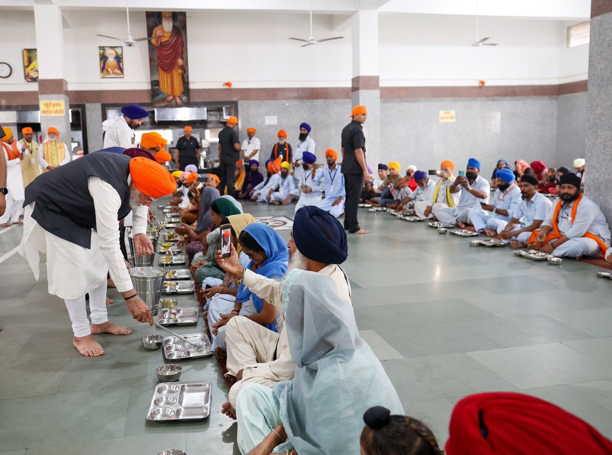 ਸਿੱਖ ਧਰਮ ਦੀ ਜੜ੍ਹ ਬਰਾਬਰੀ, ਨਿਆਂ ਅਤੇ ਦਇਆ ਦੇ ਸਿਧਾਂਤਾਂ ’ਤੇ ਟਿਕੀ ਹੋਈ ਹੈ। ਸੇਵਾ ਸਿੱਖ ਧਰਮ ਦਾ ਪ੍ਰਮੁੱਖ ਅਧਾਰ ਹੈ। ਅੱਜ ਸਵੇਰੇ ਪਟਨਾ ਵਿਖੇ ਮੈਨੂੰ ਵੀ ਸੇਵਾ ਵਿਚ ਹਿੱਸਾ ਲੈਣ ਦਾ ਮਾਣ ਪ੍ਰਾਪਤ ਹੋਇਆ। ਇਹ ਇੱਕ ਬਹੁਤ ਹੀ ਨਿਮਰ ਅਤੇ ਖ਼ਾਸ ਅਹਿਸਾਸ ਸੀ।