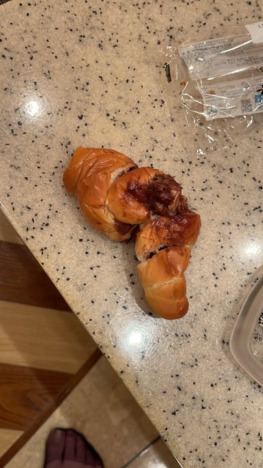 なんかこのパンくせーわ😡 https://t.co/0ml76HbFm3