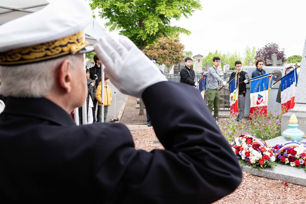 🇫🇷 𝐂𝐨𝐦𝐦𝐞́𝐦𝐨𝐫𝐨𝐧𝐬 𝐥𝐞 𝟖 𝐦𝐚𝐢 𝟏𝟗𝟒𝟓 🔵 À l’occasion de la commémoration de la Victoire du 8 mai 1945, qui marque la fin de la Seconde Guerre mondiale en Europe. ⚪️La Ville et le Comité d'entente pour le souvenir des combattants et victimes de guerre (CESCVG) ont