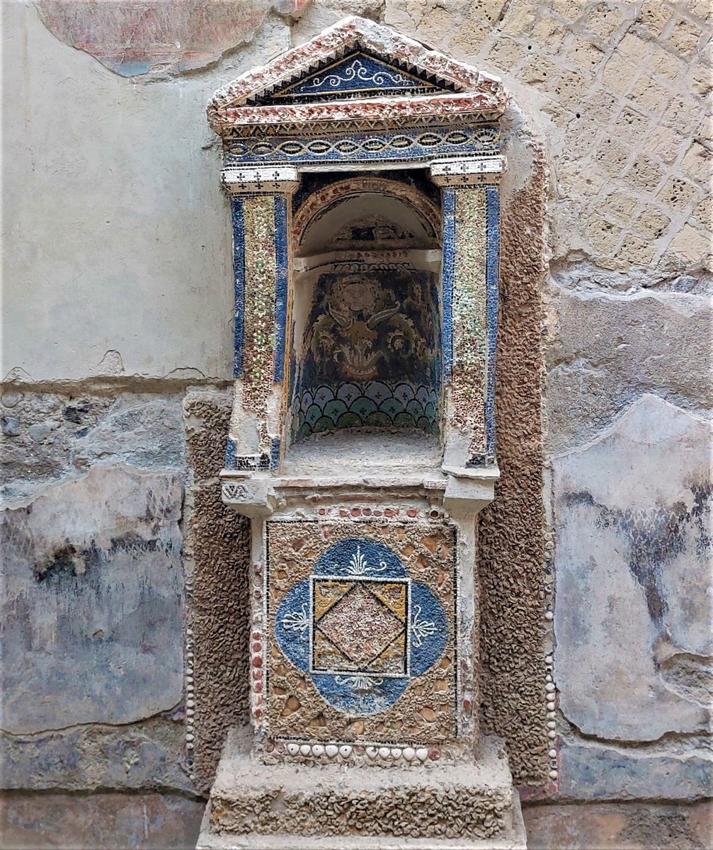 #MosaicMonday Colourful mosaic lararium (shrine for household gods) w seashell outlines in Herculaneum's House of the Skeleton. In small internal courtyard/light well w garden frescoes - survived when Bourbons stripped most of material in house in 18th C excavations.