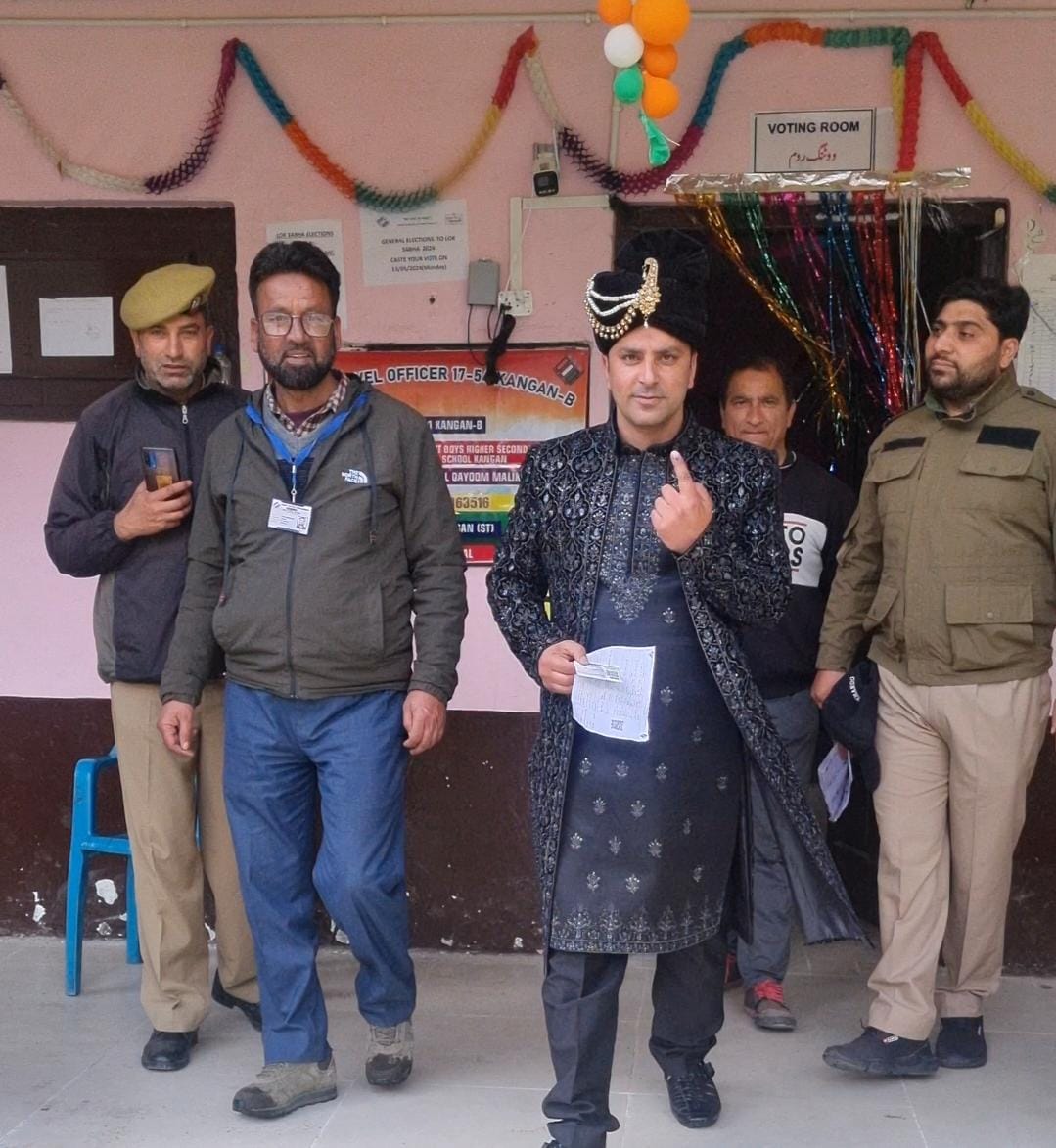 Groom came to cast his vote at BHSS Kangan, Srinagar 
Dulhay Raja Wah♥️🥰