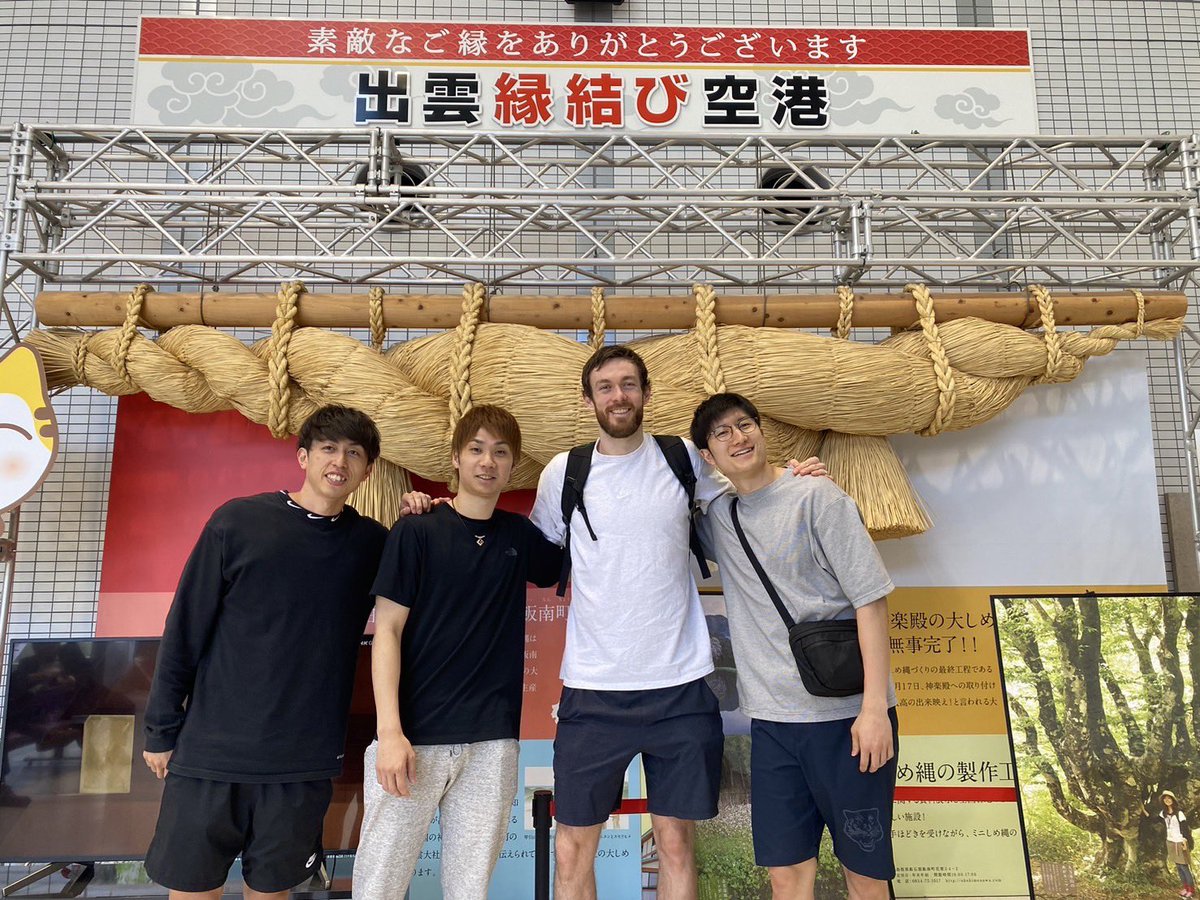 susanoo_m's tweet photo. 本日、#ニック・ケイ 選手が帰国のため島根を出発しました🛫

オンコート、オフコート共に献身的にチームを支えてくれてありがとうございました！
Thank you Nick🤝💙💚

#島根スサノオマジック https://t.co/qlToAvxe4G