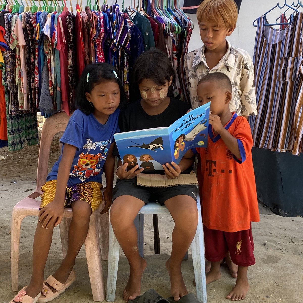 This trip, I finally got to witness the kids grab our comic books and just start reading on the spot!! Made my week 🤗 The fact that these Moken kids don’t have much access to books and that they get to learn about mantas (other than hearing about it from from their 👵🏻)