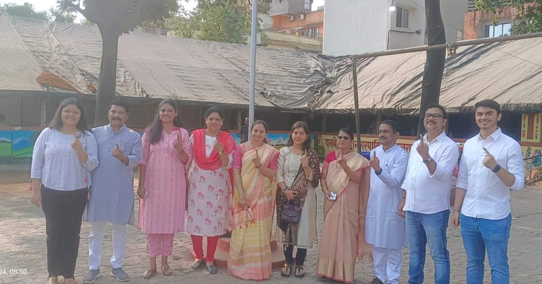 #माझं_मत_माझा_अधिकार

आज पनवेल येथील मतदान केंद्रावर जाऊन सहकुटुंब मतदान केले. या वेळीस आमदार श्री Prashant Thakur दादा,जिल्हाध्यक्ष श्री Avinash Koli जी सहपरिवार उपस्थित होते.. 

#Vote2024 #VoteForModi #vote #BJP #PhirEkBaarModiSarkar #AbkiBaar400Paar #panvel