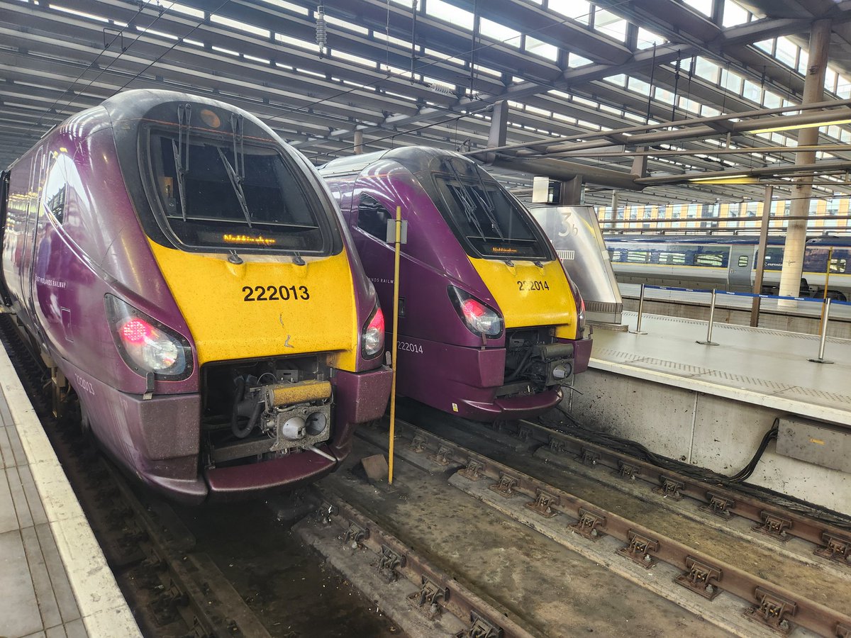 #MeridianMonday our normal correspondent is having a hard time getting the odd ones so here's a pair to help out 222013 222014 on the blocks of St Pancras awaiting to both head to Nottingham #Nicepair