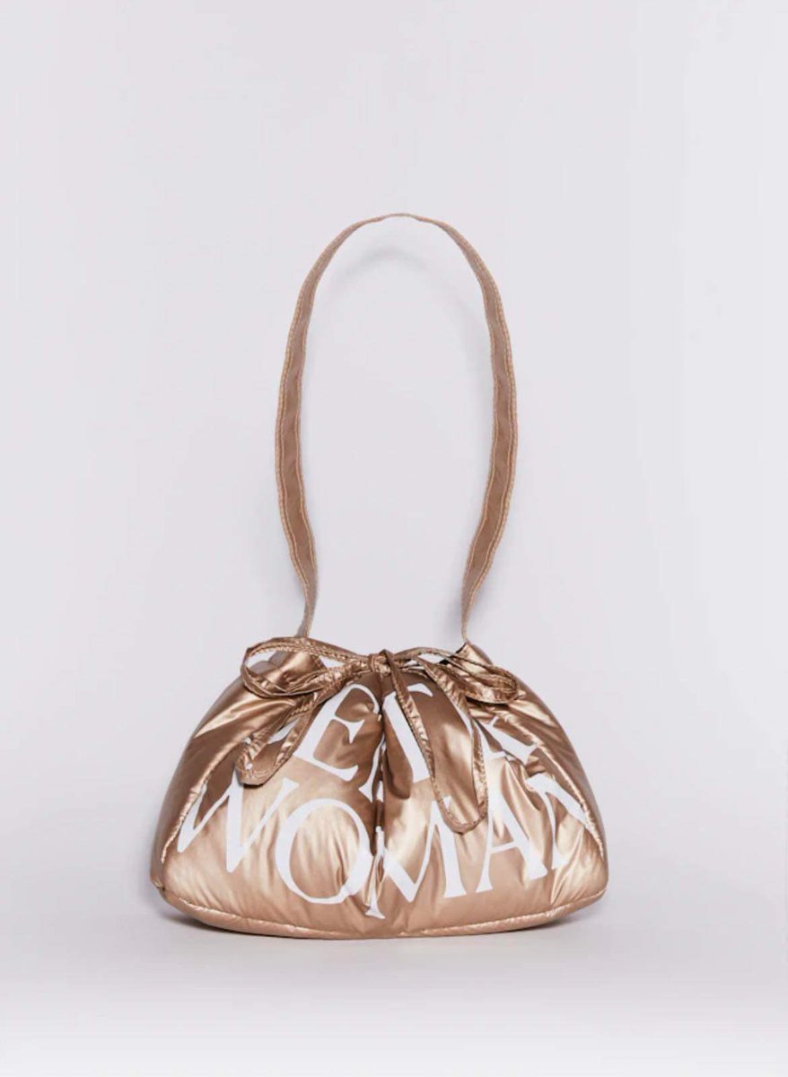 jaydatojan's tweet photo. GENTLEWOMAN DUMPLING BAG กระเป๋าเกี๊ยว (คอลใหม่) 🥟
•Bloody mary ♥️
•Golden champagne 🥂 
💭ใบละ 2090 ส่งฟรี📍 นัดรับสะพานใหม่ค่า 
#gentlewoman #กระเป๋าเกี๊ยว #รับหิ้วgentlewoman #ส่งต่อgentlewoman https://t.co/WNaeg0gZzK
