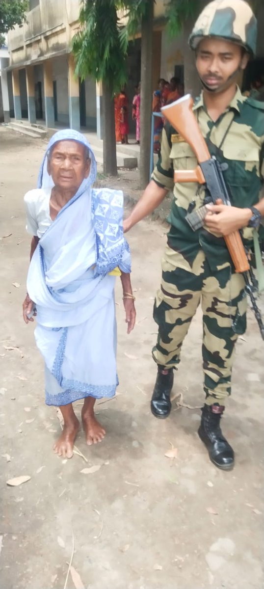 13.05.24
Selfless service of troops @BSF_SOUTHBENGAL showcases the true spirit of democracy during the fourth phase of GPE-24 in #WestBengal. Brave Seema Praharis are extending  #Helpinghands to empower the needy & elderly voters to ensure the Right to Vote.
#GeneralElections2024