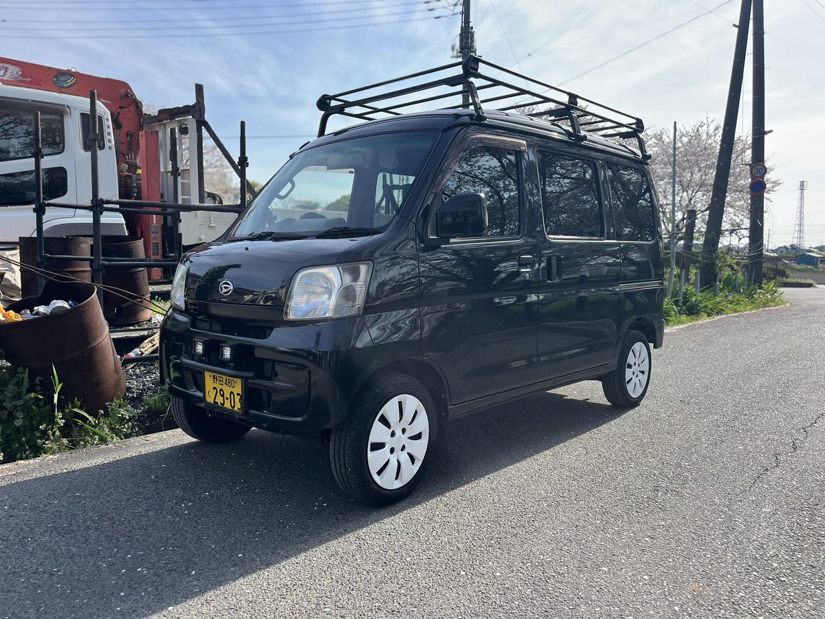 taku3342's tweet photo. ハイゼットカーゴ売ります
ナビ,Bluetooth機能
車検、令和8年2月13日まで
年式、24年式
走行距離、13万キロ〜
屋根に凹み傷があります。
キャリアつけてるので、目立ちません
それ以外はきれいです
年式の割には内装、外装綺麗です
バンパーカットしてます
#軽バン売ります
#ハイゼット売ります https://t.co/jxgV8bhcwI