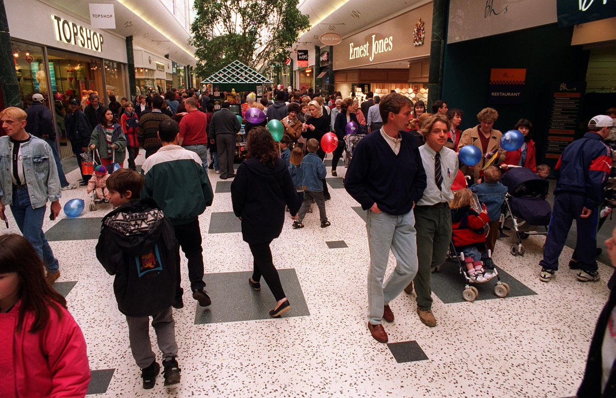 44 of the best colour photos take you back to Leeds in 1997 tinyurl.com/53wsrkkv #Leeds #1990s