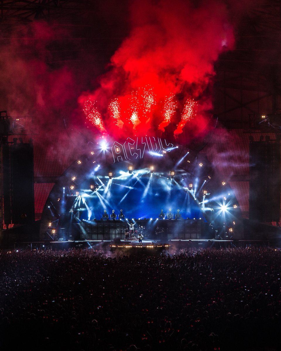 Souvenirs inoubliables du concert électrisant du groupe AC/DC à l'Orange Vélodrome ⚡️ Vous étiez 6️⃣2️⃣0️⃣0️⃣0️⃣ spectateurs, un record d'affluence pour un concert dans l'enceinte du stade 😎 #OnThisDay