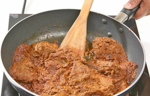 motoupdate's tweet photo. Slow Cook itu kalau kita di Indonesia seperti memasak Rendang. Cara terbaik untuk memasak rendang adalah dengan api kecil dalam durasi yang lama sekitar 4-5 jam.  Melalui cara ini, rasa khas rempah-rempah dan santan  akan  meresap secara perlahan ke dalam daging. #jadilaper https://t.co/frwXzPjsK4